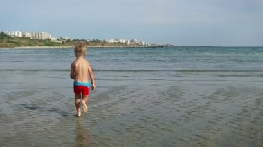 Küçük erkek kardeşi doğru ağır çekim çalıştıran