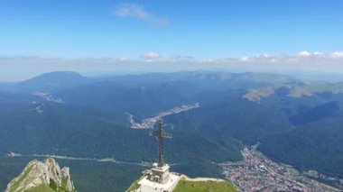 Kahramanlar Caraiman tepe, Romanya, havadan görünümü üzerinde çapraz