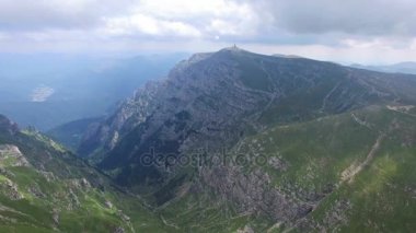Bucegi Dağları ve Caraiman tepe, Romanya Hava durumu istasyonundan havadan görünümü