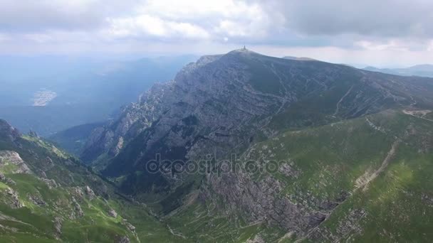 Εναέρια θέα στα βουνά Bucegi και Μετεωρολογικός σταθμός στην κορυφή του Caraiman, Ρουμανία — Αρχείο Βίντεο