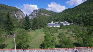 Polovragi Manastırı havadan görünümü çevrili orman, Romanya, kaydırma