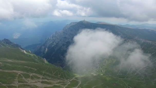 Voo aéreo de Bucegi montanhas, Roménia, de nuvens — Vídeo de Stock