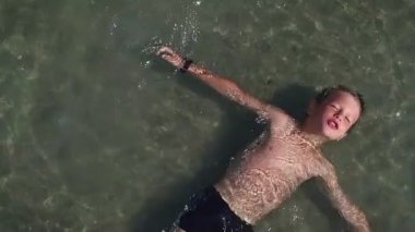 Küçük çocuk vaktinizi suda ağır çekim