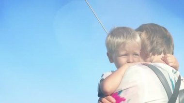 Küçük çocuk anneler kolları, güzel mercek parlaması, ağır çekim