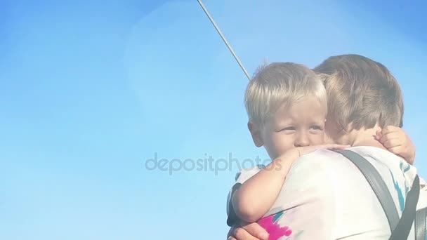 Mały chłopiec w ramiona matki, piękne refleksy, zwolnionym tempie — Wideo stockowe