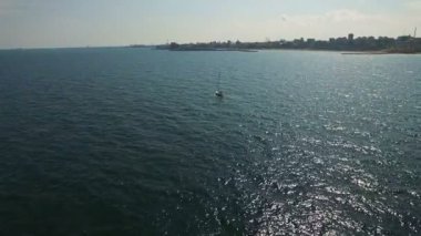 Arka planda şehir sahil şeridi ile Karadeniz yelkenli üzerinde hava uçuş