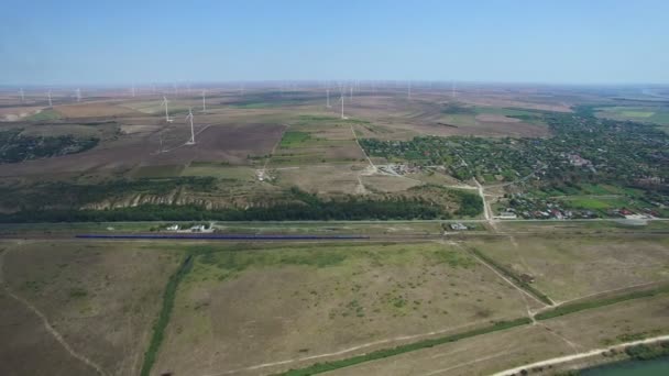 Letecké letu nad řeky Dunaj s větrnými mlýny na pozadí a zelené louky — Stock video