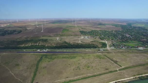 Yeşil çayırlar ve arka plan üzerinde yel değirmenleri ile Tuna Nehri üzerinde hava uçuş — Stok video