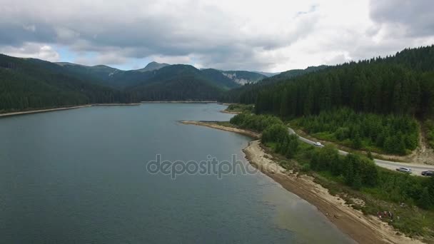 Vuelo aéreo Bolboci lago y montañas de Bucegi, Rumania — Vídeos de Stock
