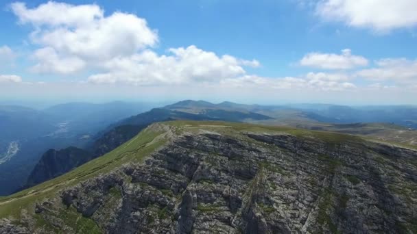 Luchtfoto vlucht naar Caraiman Peak, Roemenië — Stockvideo
