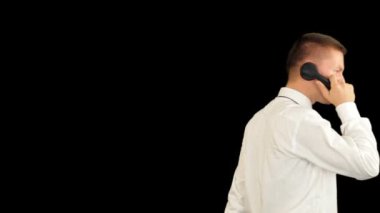 Genç işadamı siyah karşı telefonda bağırarak