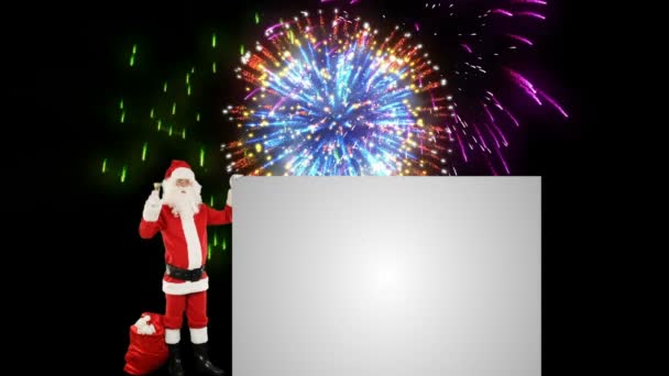 Santa Claus τίναγμα κουδούνι παρουσιάζοντας ένα άσπρο σεντόνι, επίδειξη πυροτεχνημάτων — Αρχείο Βίντεο