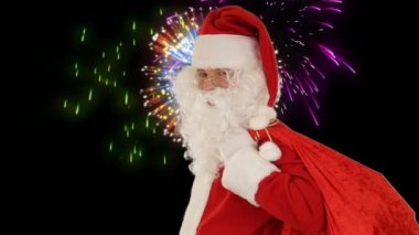Noel Baba onun çantası taşıyan kameraya bakıyor, bir KIS ve dalga, havai fişek ekran gönderir