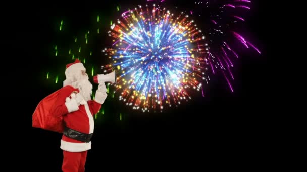 Kerstman met een luidspreker een aankondiging maken, vuurwerk — Stockvideo