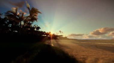 Gün batımında, seyahat fotoğraf makinesi tropikal plaj