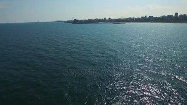 Karadeniz, arka planda şehir sahil şeridi üzerinde hava uçuş