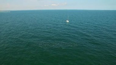 Denizde yelkenli üzerinde hava uçuş
