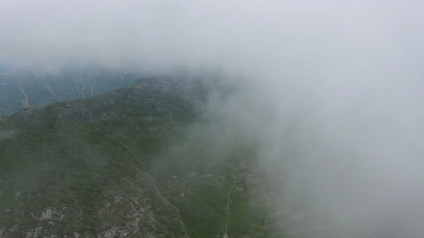 Ha volato da nuvole a montagne di Bucegi reveil — Video Stock