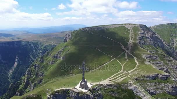 Ήρωες σταυρό στα Caraiman Όρη, αεροφωτογραφία, Ρουμανία — Αρχείο Βίντεο