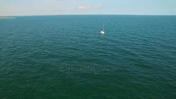 Aerial Flug über Segelboot auf dem Meer — Stockvideo