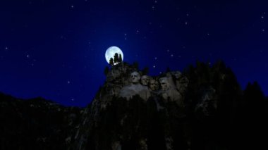 Gece, yükselen timelapse ay Rushmore Dağı