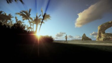 Sahilde, sabah sis koşma, kaydırma kadınla tropik ada