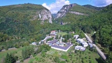Polovragi Manastırı, Romanya, havadan görünümü