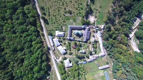 Monasterio de Polovragi, vista superior aérea de Rumania, de la inclinación — Vídeos de Stock