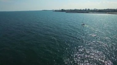 Yelkenli, deniz ve kıyı şeridi, havadan görünümü