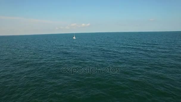 Aerial flygning över segelbåt vid Svarta havet — Stockvideo