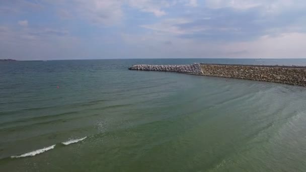 Воздушный полет над береговой линией Констанца, Румыния — стоковое видео