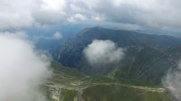 Volo aereo di Bucegi montagne, Romania, il primo strato di nubi — Video Stock