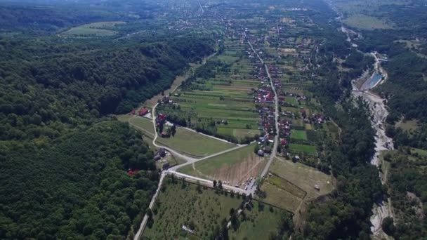 Luftbild von Polovragi Gemeinde und Kloster, Rumänien — Stockvideo