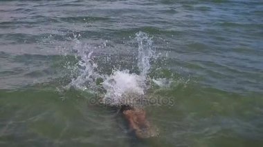 Küçük çocuk düşen suya, ağır çekim