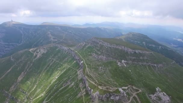 Aerial flight over mountain trails — Stok Video