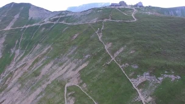 Aerial flight to Omu chalet, Bucegi mountains, Romania — Stock video