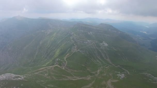 Aerial view of Bucegi mountains and trails, Romania — Vídeos de Stock