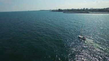 Yelkenli, deniz ve kıyı şeridi, hava uçuş