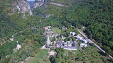 Açılış Polovragi Manastırı, Romanya, havadan görünümü