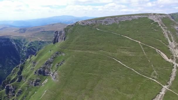 Caraiman ピーク、山道、ルーマニアにハイカーに向かって飛行 — ストック動画