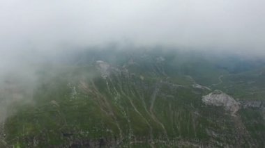 Bucegi Dağları, üzerinden hava görünüm uçuş ilk katman bulutlar, Romanya