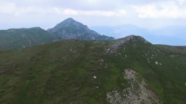 Uçuş dağ sırtı bir tepe bulutların arkasına reveil üzerinde