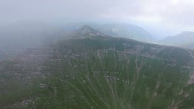 Uçan Omu tepe ve dağ evi