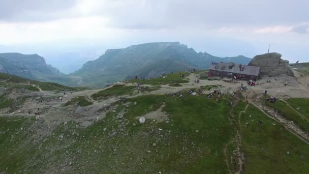 Aerial view of Omu peak and chalet, Bucegi mountains, Romania — Vídeo de Stock