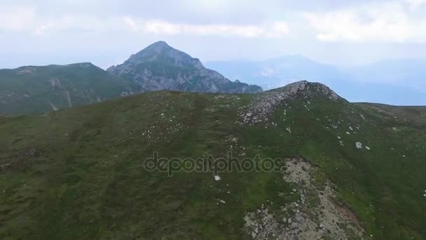 Volo sul crinale a reveil un picco nelle nubi — Video Stock