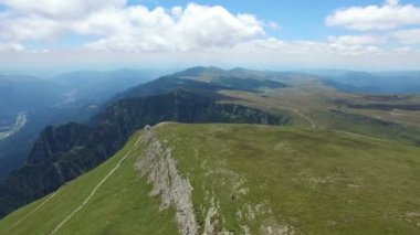 Caraiman tepe, Romanya, havadan görünümden manzarayı Turists