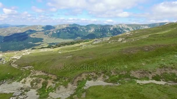 Аэрофотоснимок Babele памятника природы в горах Бучеджи, Румыния — стоковое видео