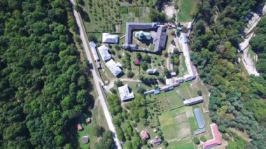 Polovragi Manastırı, Romanya, havadan üst görünümü