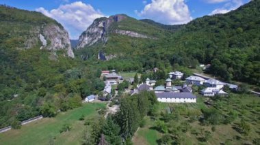 Eğimli Polovragi Manastırı, Romanya, hava uçuş,
