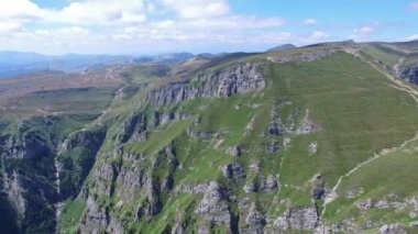 Caraiman tepe, Romanya, hava uçuş görünümünden zevk Turists
